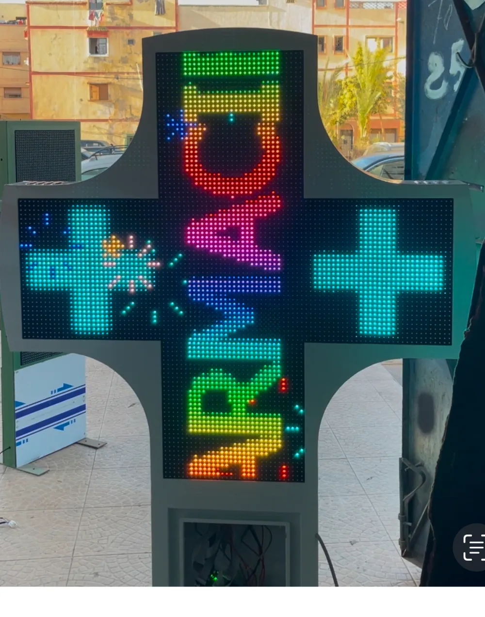 Croix de pharmacie LED installée en façade au Maroc par Fekra Systems